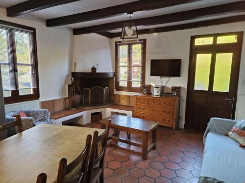 - un salon avec une table en bois et un canapé dans l'établissement Maison de vacances à la campagne, à Boisset