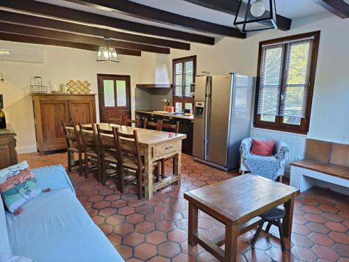 a living room with a table and a kitchen at Maison de vacances à la campagne in Boisset