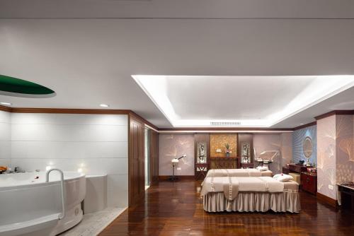 a large room with a bed and a bath tub at Crowne Plaza Hotel & Suites Landmark Shenzhen by IHG - Nearby Luohu Border, Indoor heated swimming pool, Complimentary Welcome Drink in Shenzhen