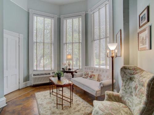 Χώρος καθιστικού στο Forsyth Park Inn