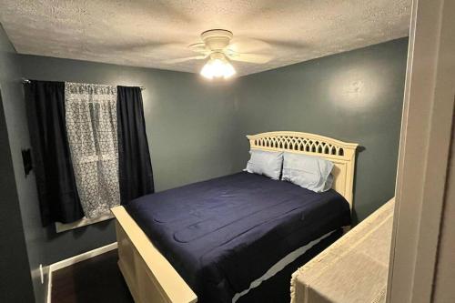 - une chambre avec un lit et un ventilateur de plafond dans l'établissement Quiet Getaway, à La Follette