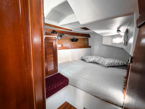 a small room with a bed in an rv at Sailboat Anemoi Sailing - Private Charter in San Blas in Mamartupo