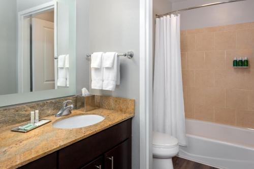 Koupelna v ubytování TownePlace Suites Buffalo Airport