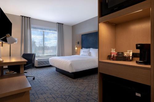 Fairfield by Marriott Inn & Suites Denver Airport at Gateway Park في دنفر: غرفه فندقيه بسرير ونافذه