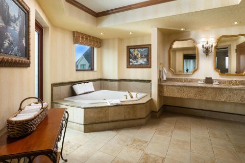 ein großes Bad mit einer Badewanne und einem Waschbecken in der Unterkunft Renaissance Tulsa Hotel & Convention Center in Tulsa