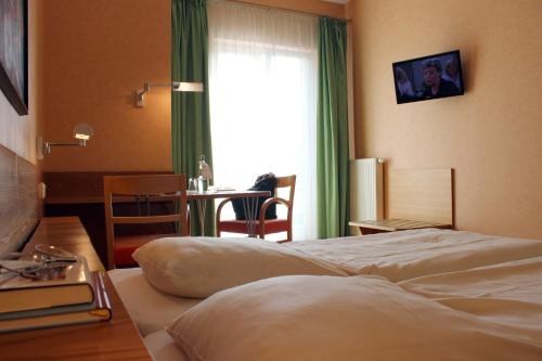 Cama o camas de una habitación en An der Persiluhr Stadt-gut-Hotel