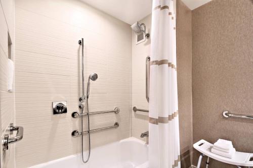 Bilik mandi di Pittsburgh Marriott North