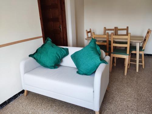 デニアにあるApartamentos Paloviの白いソファ(緑の枕2つ付)
