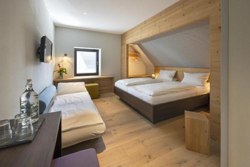 Tempat tidur dalam kamar di Jauch's Löwen Hotel-Restaurant