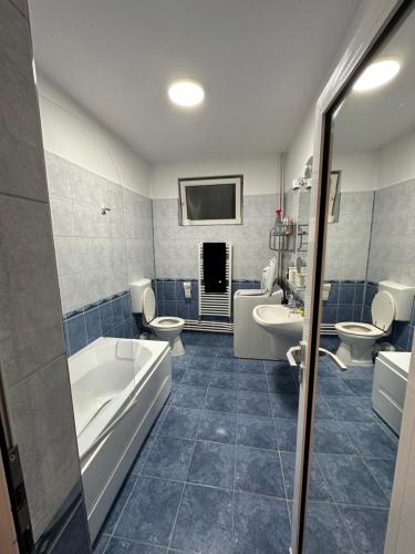 La salle de bains est pourvue de 2 lavabos, d'une baignoire et de 2 toilettes. dans l'établissement Venus Resort, à Uisenteş