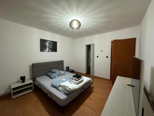 - une chambre avec un lit éclairé au plafond dans l'établissement Venus Resort, à Uisenteş