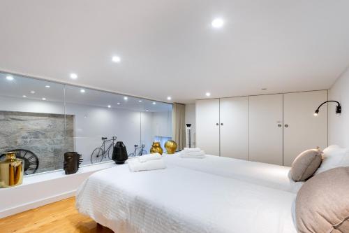 波多的住宿－City Center Modern Apartment in Porto，一间卧室设有两张大型白色床和大镜子