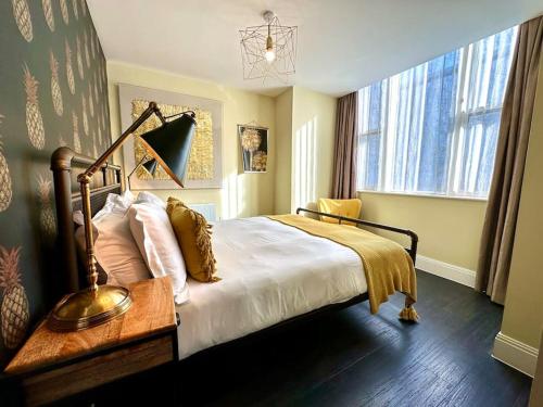 Ένα ή περισσότερα κρεβάτια σε δωμάτιο στο Designer Apartment inc Free Parking & FAST WiFi 1 Minute walk to Poole Quay - Great Location - Free Parking - Fast WiFi - Smart TV - Newly decorated - sleeps up to 2! Close to Poole & Bournemouth & Sandbanks