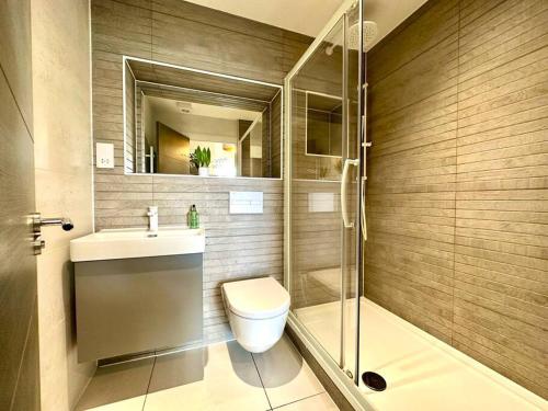 a bathroom with a shower and a toilet and a sink at Designer Apartment inc Free Parking & FAST WiFi 1 Minute walk to Poole Quay - Great Location - Free Parking - Fast WiFi - Smart TV - Newly decorated - sleeps up to 2! Close to Poole & Bournemouth & Sandbanks in Poole