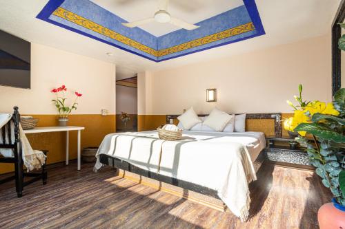 ein Schlafzimmer mit einem großen Bett mit blauer Decke in der Unterkunft Soy Local CDMX in Mexiko-Stadt