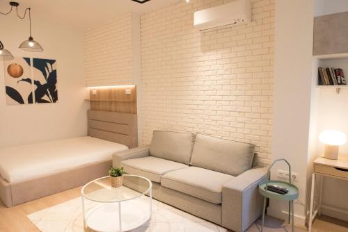 un soggiorno con divano e tavolo di Top Center Designer Studio Apartment a Sofia