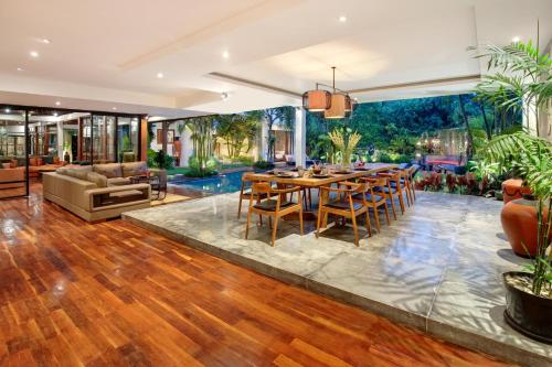 You think you know Canggu - Think again! Stunning LARGE LUXXE 7bed Villa