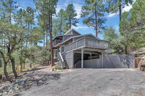 uma casa numa colina com uma entrada em Mountain Cabin Retreat in the Pines em Prescott