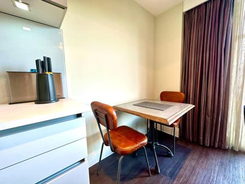 a kitchen with a small table with a laptop on it at Super Trendy Apartment - Free Parking & Fast WiFi - 1 Minute walk to Poole Quay - Great Location - Free Parking - Fast WiFi - Smart TV - Newly decorated - sleeps up to 2! Close to Poole & Bournemouth & Sandbanks in Poole