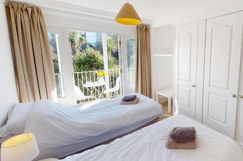 Postel nebo postele na pokoji v ubytování ILFRACOMBE ORIEL 3 Bedrooms