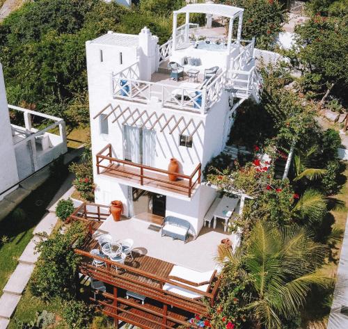 an aerial view of a white house with a balcony at Casa Mar da Grécia in Arraial do Cabo