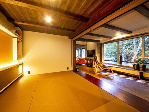 sala de estar con sofá y silla en una habitación en Sumiya Rakusuitei - Vacation STAY 17241v en Takayama