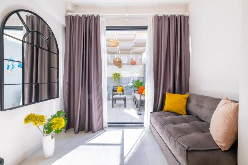 ein Wohnzimmer mit einem Sofa und einem Fenster in der Unterkunft Ezgi's Apartment with Private Garden in Marmaris in Marmaris