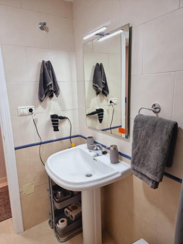 y baño con lavabo y espejo. en Luxury Evita Apartments in Torrevieja en Torrevieja