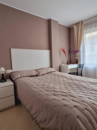 Un dormitorio con una cama grande y una ventana en Luxury Evita Apartments in Torrevieja en Torrevieja