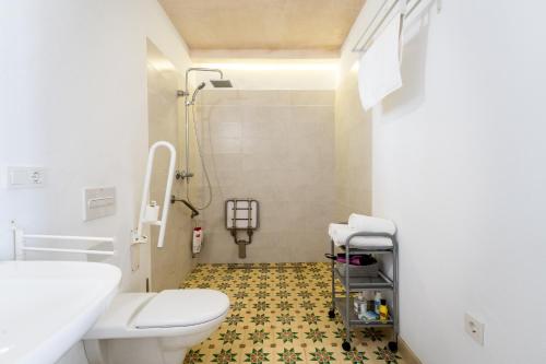 un baño con inodoro y lavabo en Erizo 4 Estudio en el Centro Histórico, en Tarifa
