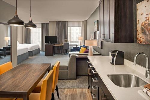 eine Küche und ein Wohnzimmer in einer Hotelsuite in der Unterkunft Residence Inn by Marriott Boise Downtown City Center in Boise