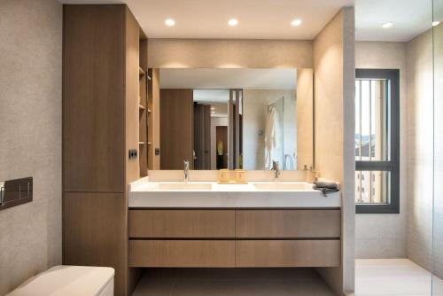 Ένα μπάνιο στο luxury penthouse with panoramic sea view