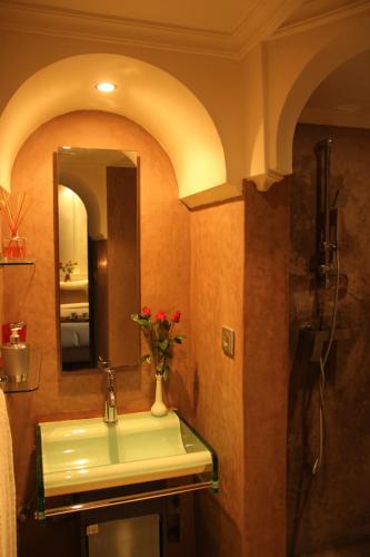 Salle de bains dans l'établissement Riad Carllian