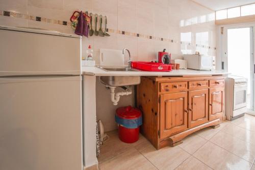 a kitchen with a sink and a refrigerator at Ensuite Apartment A con Zona de Patio in Arrecife