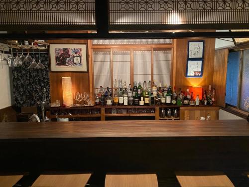 un bar con un montón de botellas de vino en guest house goose - Vacation STAY 23621v, en Hirosaki