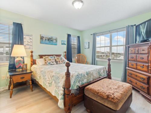 - une chambre avec un lit, une table et une commode dans l'établissement Beach home in the Cherry Grove, à Myrtle Beach