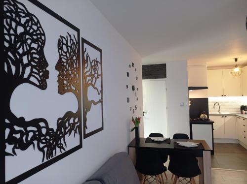 Kuchyňa alebo kuchynka v ubytovaní Apartament Rodzinny Domino - plaża Jelitkowo - Ergo Arena - AZW Gdańsk