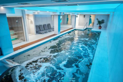 a swimming pool in the middle of a hotel room at Stil Motel & Spa in Tăşnad