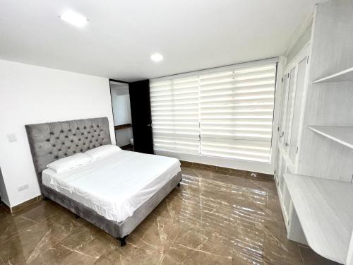 Ein Bett oder Betten in einem Zimmer der Unterkunft Apartamento hermoso en el mejor barrio Medellín