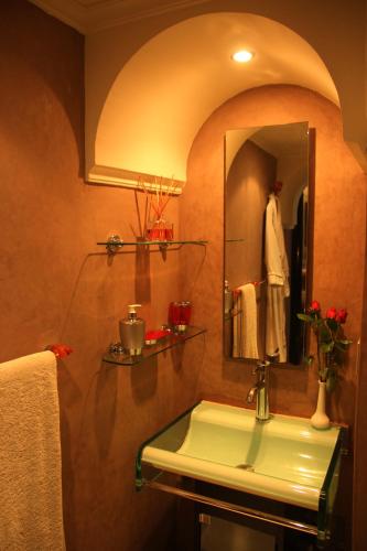 Salle de bains dans l'établissement Riad Carllian