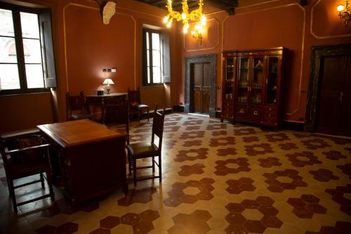 a room with a table and chairs and a dining room at Palazzo Papa Gregorio XVI in Tivoli