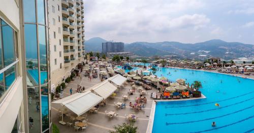 eine Aussicht auf einen Pool in einem Resort in der Unterkunft Luxery suite GOLDCITY GOLD CITY Alanya in Alanya
