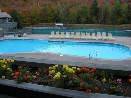 Vue sur la piscine de l'établissement Village of Loon Mountain - VI ou sur une piscine à proximité