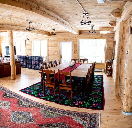 ein Esszimmer mit einem Tisch und Stühlen auf einem Teppich in der Unterkunft The Grafton Lodge in Grafton