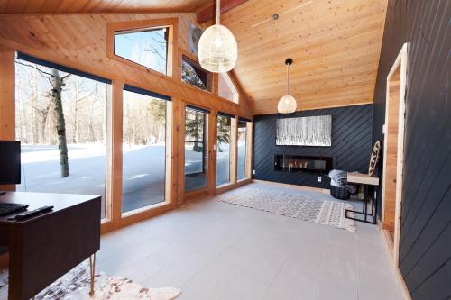 una sala de estar con chimenea y techos de madera. en 21461 Hwy 140 - Hesperus, en Hesperus