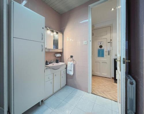 バルセロナにあるStay U-nique Apartments Calabriaのバスルーム(シンク、白い冷蔵庫付)