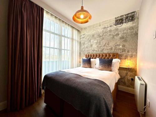 Katil atau katil-katil dalam bilik di Amazing Modern Apartment - Free Secure Parking! - 1 Minute walk to Poole Quay - Great Location - Free Parking - Fast WiFi - Smart TV - Newly decorated - sleeps up to 2! Close to Poole & Bournemouth & Sandbanks