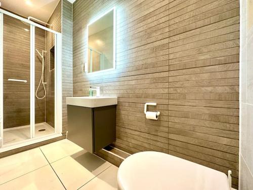 Bilik mandi di Amazing Modern Apartment - Free Secure Parking! - 1 Minute walk to Poole Quay - Great Location - Free Parking - Fast WiFi - Smart TV - Newly decorated - sleeps up to 2! Close to Poole & Bournemouth & Sandbanks