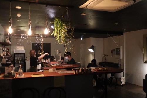 tres personas sentadas en un bar en un restaurante en otaru - Hotel - Vacation STAY 60515v, en Otaru