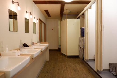 La salle de bains est pourvue d'une rangée de lavabos et de miroirs. dans l'établissement otaru - Hotel - Vacation STAY 60515v, à Otaru